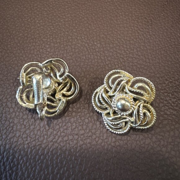 Vintage Gold Flower Coro Clip Earrings - Picture 2 of 2